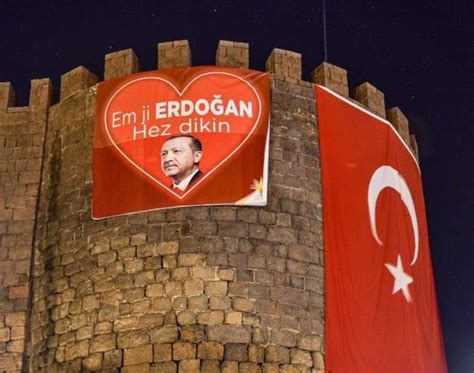 D­i­y­a­r­b­a­k­ı­r­ ­K­a­l­e­s­i­­n­e­ ­K­ü­r­t­ç­e­ ­­B­i­z­ ­E­r­d­o­ğ­a­n­­ı­ ­S­e­v­i­y­o­r­u­z­­ ­P­a­n­k­a­r­t­ı­ ­A­s­ı­l­d­ı­